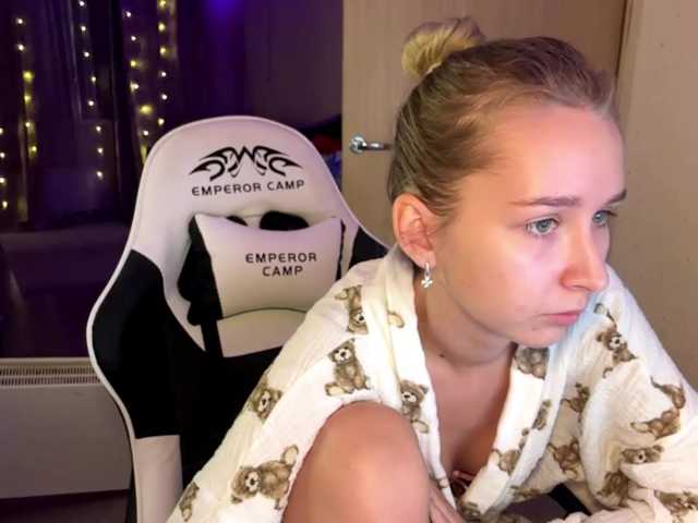 Emelinestrande live cam on BongaCams