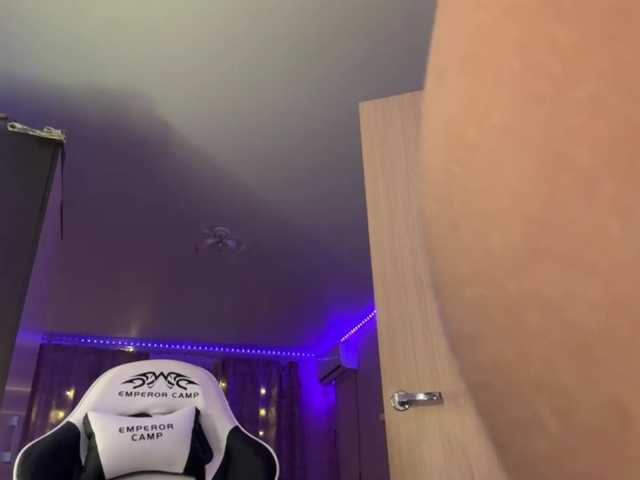 Emelinestrande live cam on BongaCams