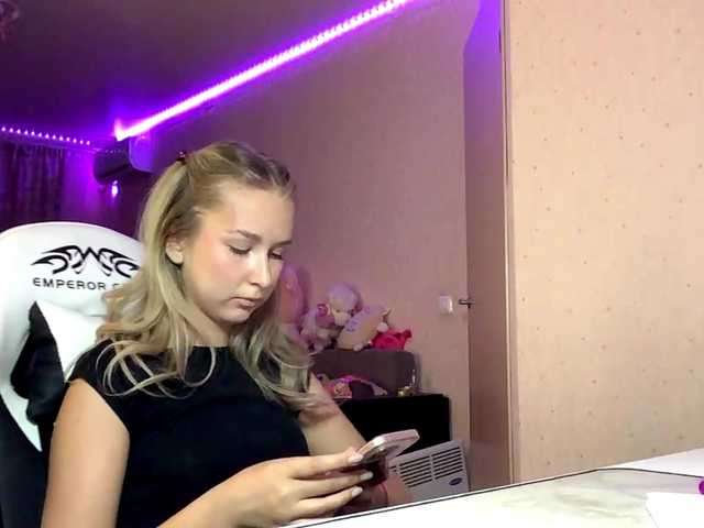 Emelinestrande live cam on BongaCams