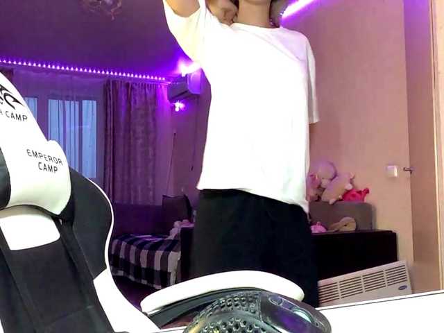 Emelinestrande live cam on BongaCams