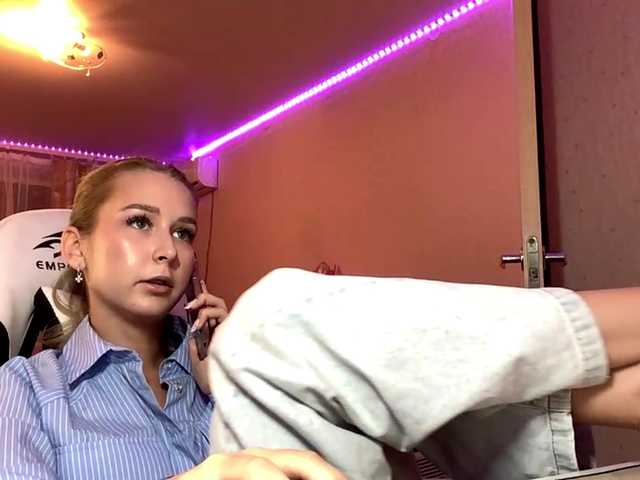 Emelinestrande live cam on BongaCams