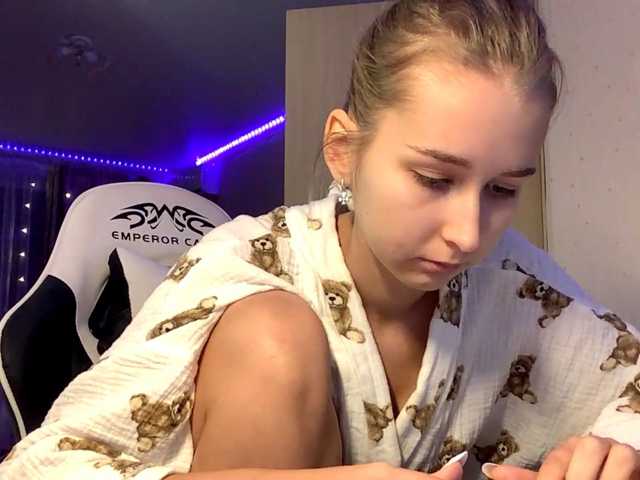 Emelinestrande live cam on BongaCams