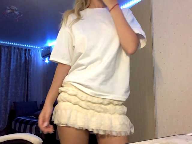 Emelinestrande live cam on BongaCams