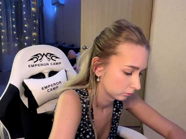Emelinestrande live cam on BongaCams