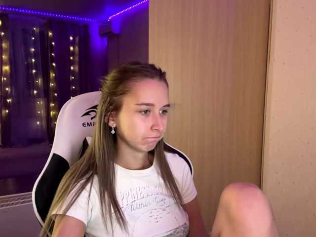 Emelinestrande live cam on BongaCams