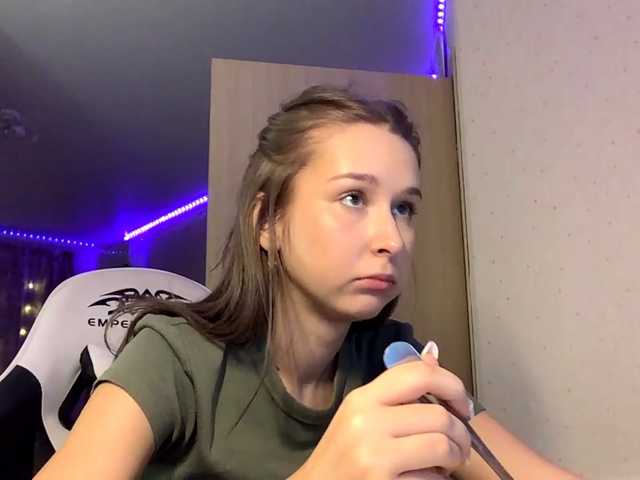 Emelinestrande live cam on BongaCams
