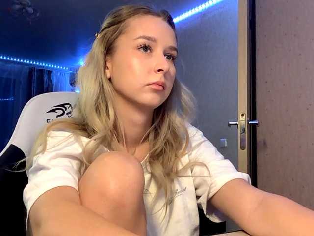 Emelinestrande live cam on BongaCams