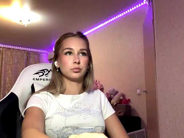 Emelinestrande live cam on BongaCams
