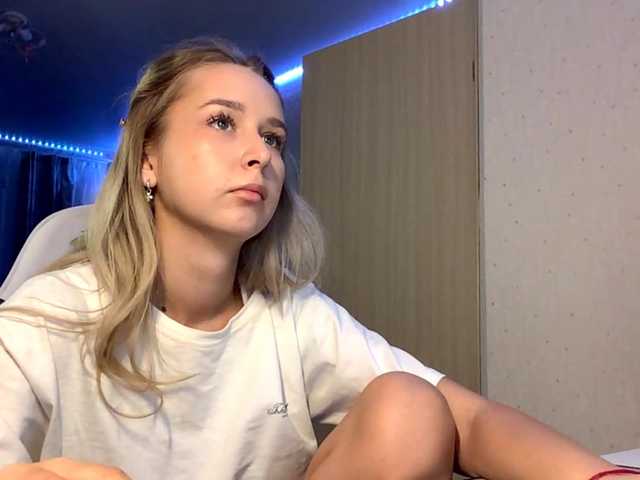 Emelinestrande live cam on BongaCams