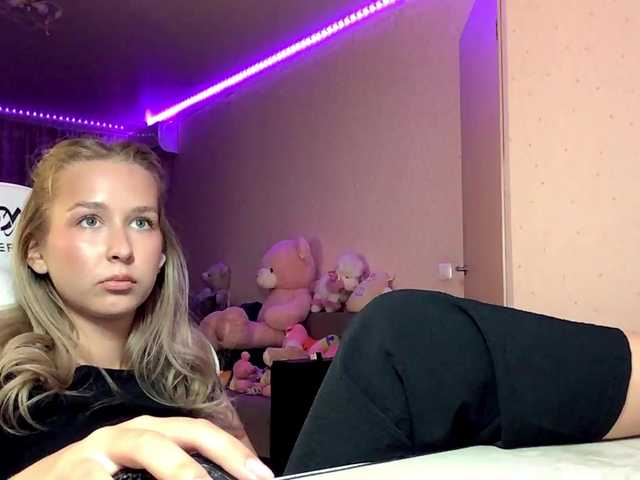 Emelinestrande live cam on BongaCams