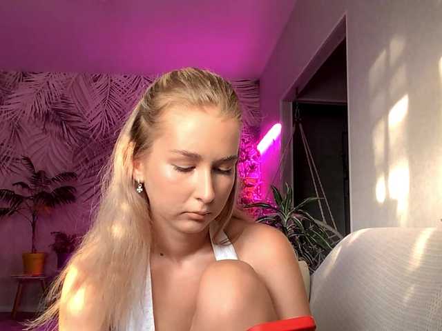 Emelinestrande live cam on BongaCams