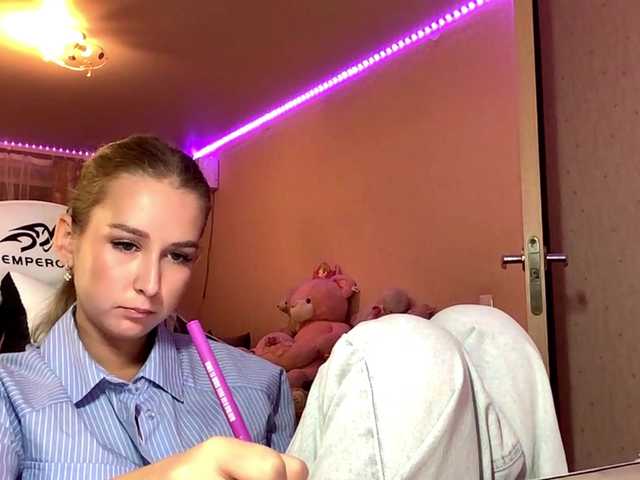 Emelinestrande live cam on BongaCams