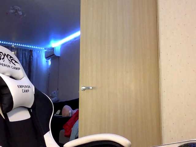 Emelinestrande live cam on BongaCams