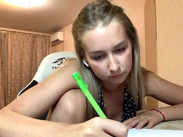 Emelinestrande live cam on BongaCams
