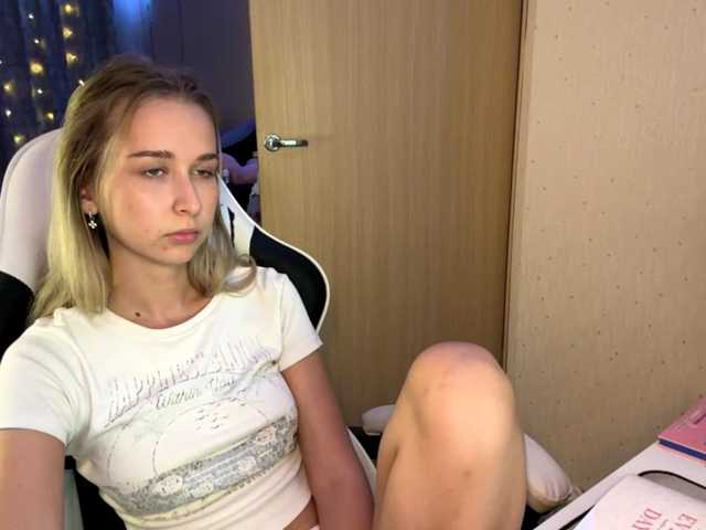 Emelinestrande live cam on BongaCams