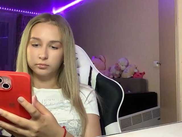 Emelinestrande live cam on BongaCams