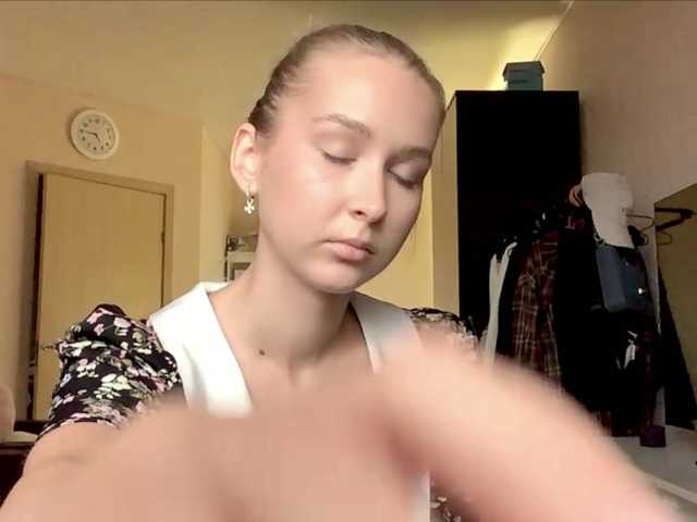 Emelinestrande live cam on BongaCams