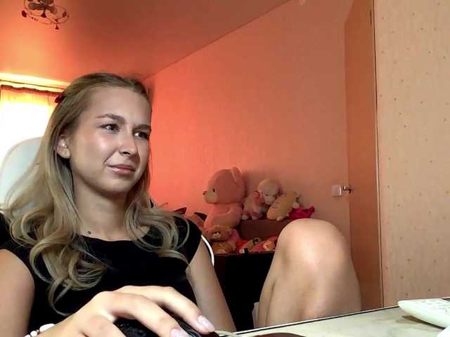 Emelinestrande live cam on BongaCams