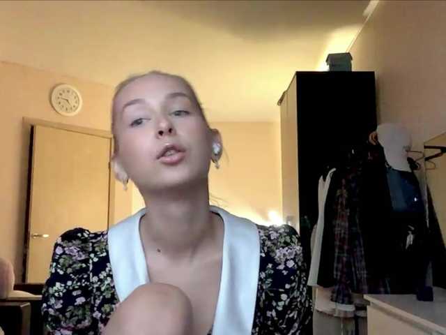 Emelinestrande live cam on BongaCams
