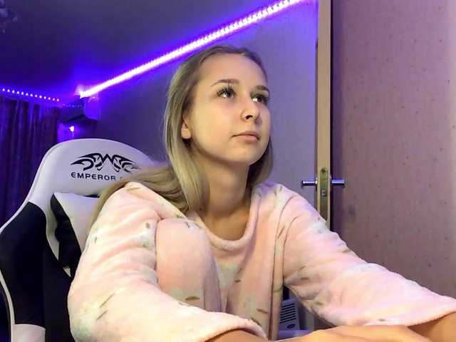 Emelinestrande live cam on BongaCams