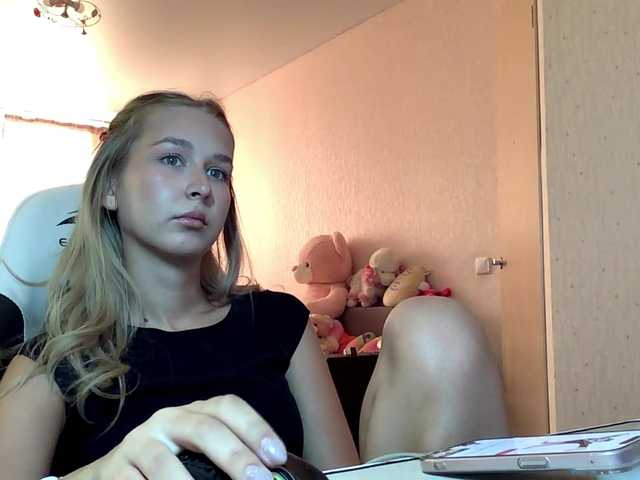 Emelinestrande live cam on BongaCams