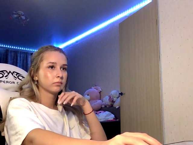 Emelinestrande live cam on BongaCams