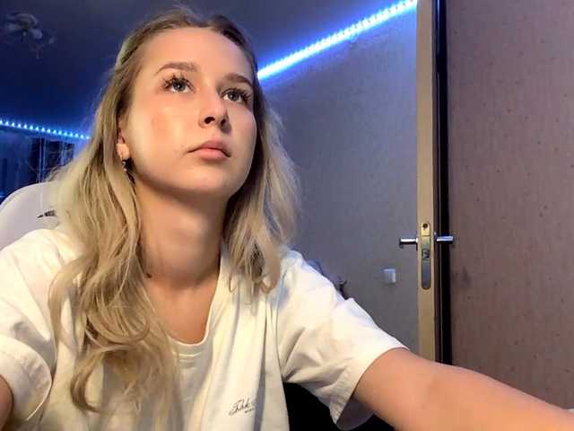 Emelinestrande live cam on BongaCams