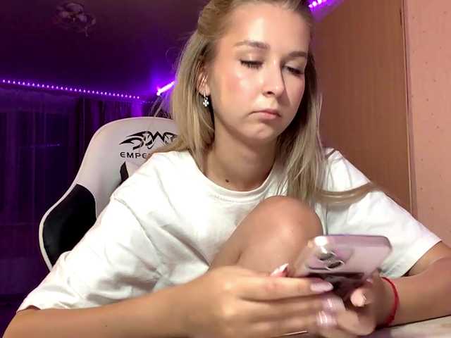 Emelinestrande live cam on BongaCams