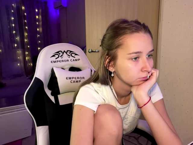 Emelinestrande live cam on BongaCams