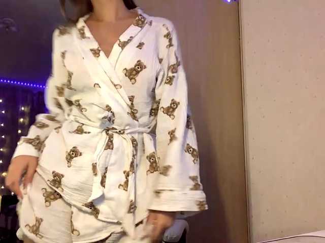 Emelinestrande live cam on BongaCams