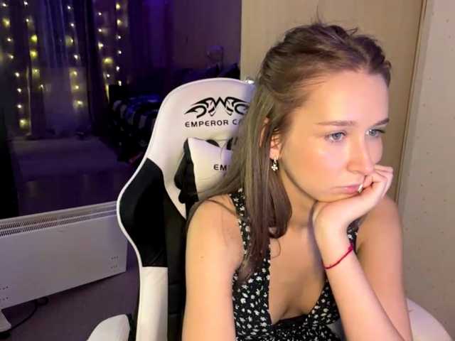 Emelinestrande live cam on BongaCams