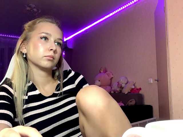 Emelinestrande live cam on BongaCams