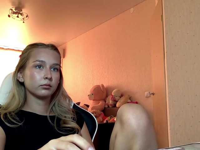 Emelinestrande live cam on BongaCams
