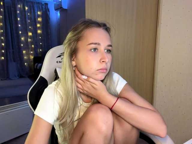 Emelinestrande live cam on BongaCams