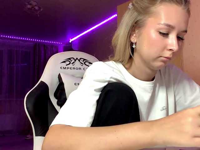 Emelinestrande live cam on BongaCams