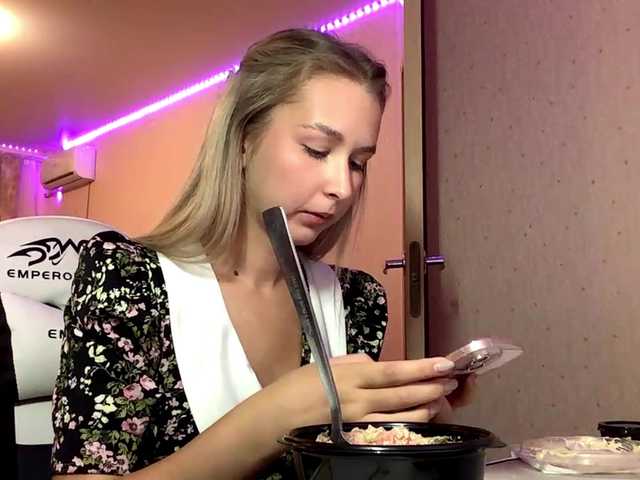 Emelinestrande live cam on BongaCams