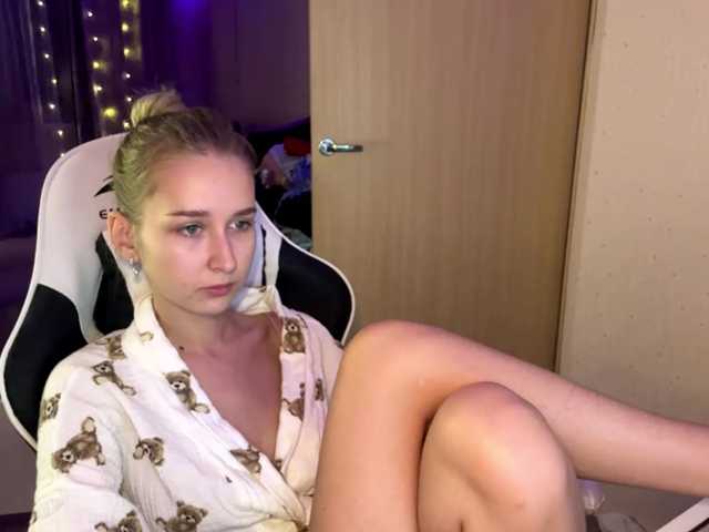Emelinestrande live cam on BongaCams