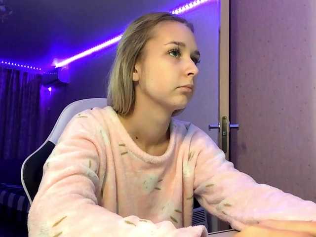 Emelinestrande live cam on BongaCams
