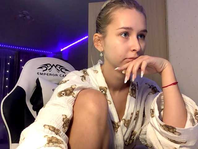 Emelinestrande live cam on BongaCams
