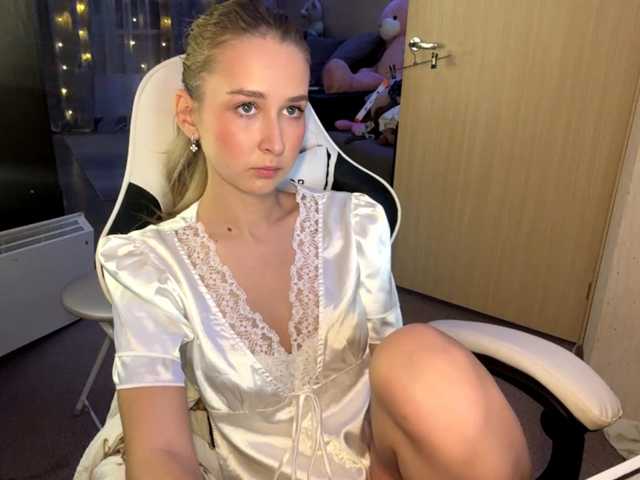 Emelinestrande live cam on BongaCams