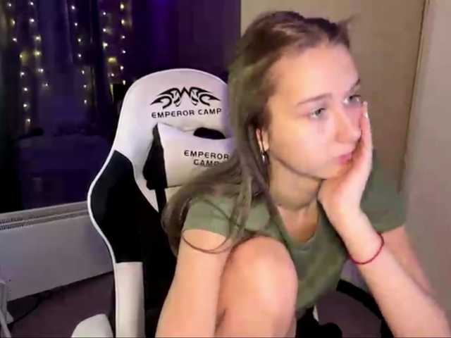 Emelinestrande live cam on BongaCams