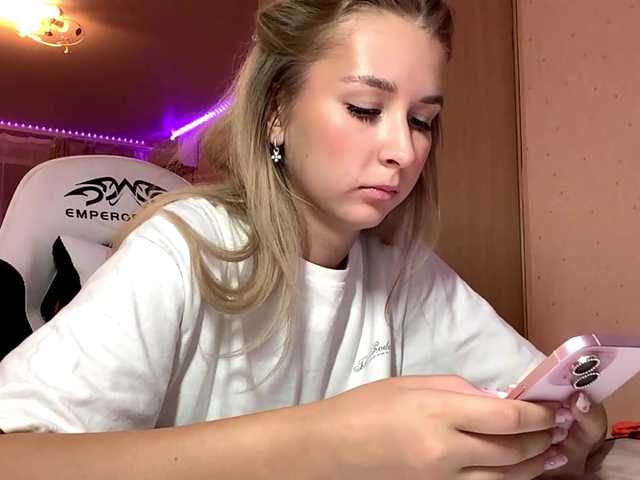 Emelinestrande live cam on BongaCams