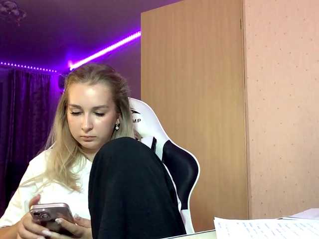 Emelinestrande live cam on BongaCams