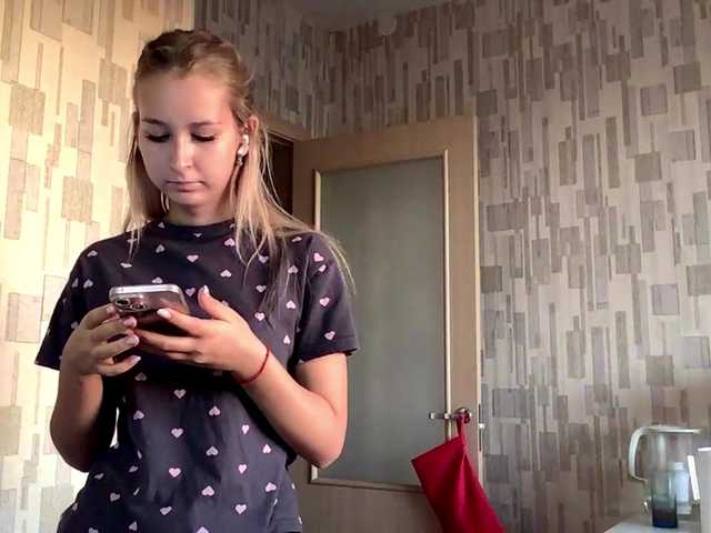 Emelinestrande live cam on BongaCams