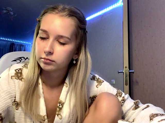 Emelinestrande live cam on BongaCams