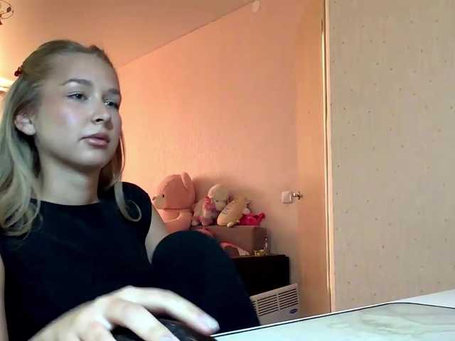 Emelinestrande live cam on BongaCams