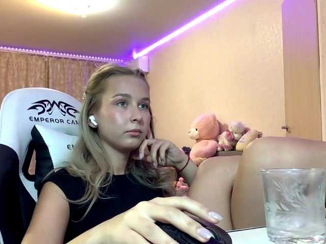 Emelinestrande live cam on BongaCams