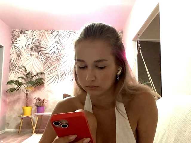 Emelinestrande live cam on BongaCams