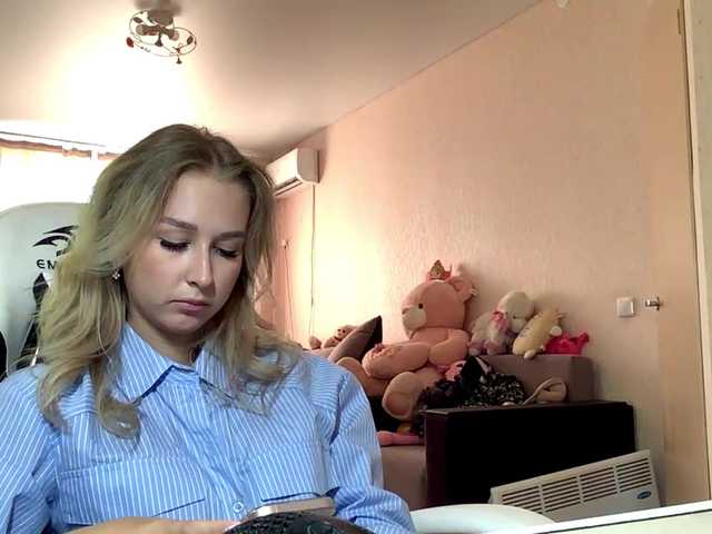 Emelinestrande live cam on BongaCams