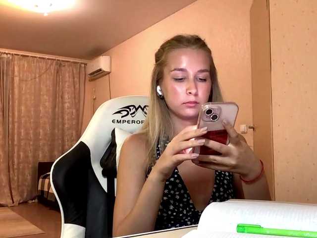 Emelinestrande live cam on BongaCams